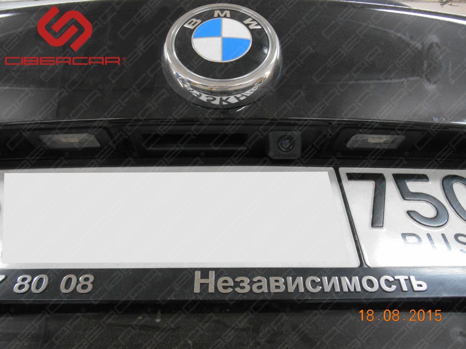 Камера заднего вида на BMW X3 в штатное место с активными линиями парковки.