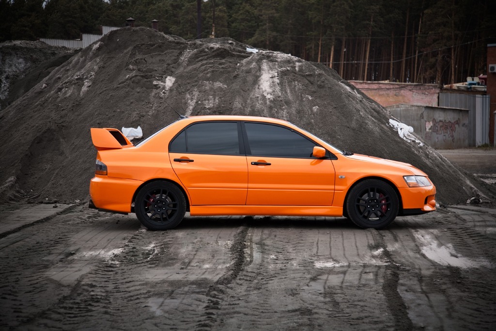 Mitsubishi Lancer Evolution 9 оранжевый