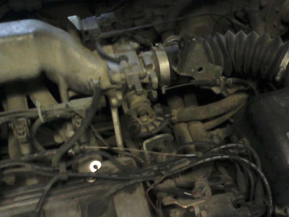 Чистка заслонки дросселя. — Toyota Corolla (110), 1,5 л, 1995 года ...