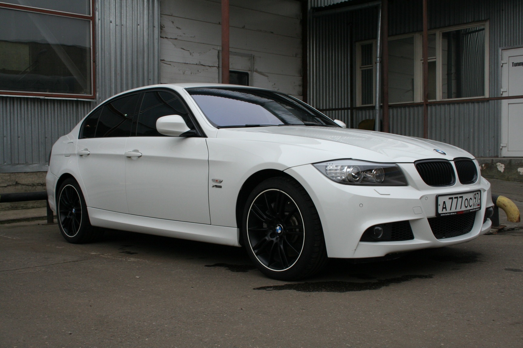 BMW 3 e90 белый с черным