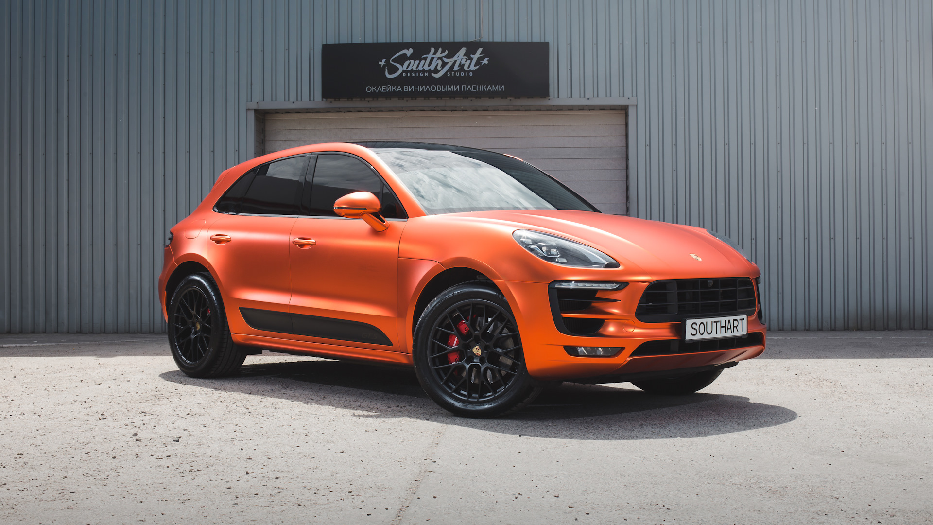 Porsche Macan GTS 2022 оранжевый