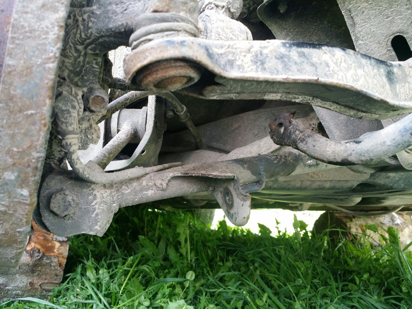 Замена задних стоек стабилизатора и снятие ступичного подшипника ...