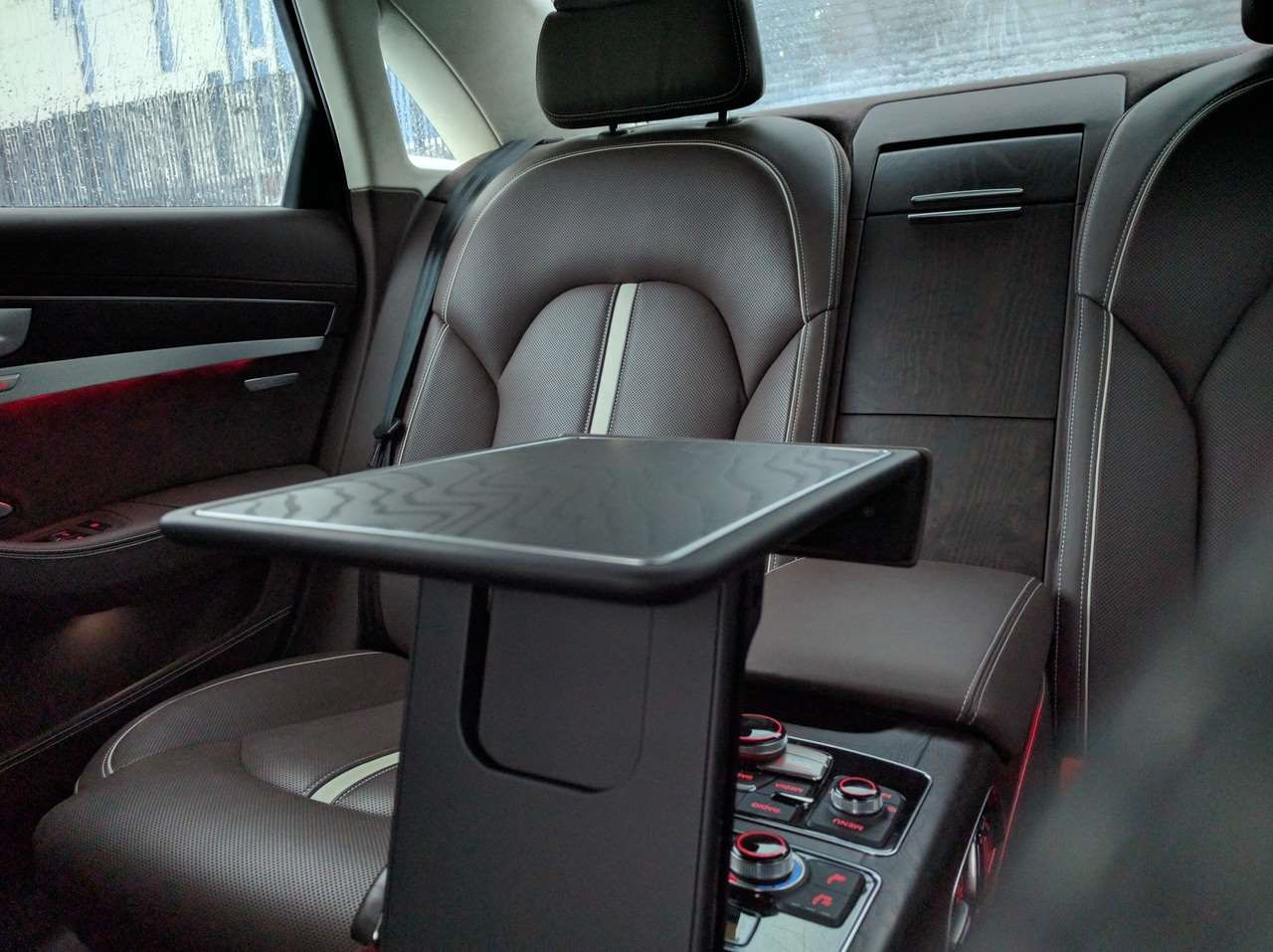 Столик в Audi a8 2018