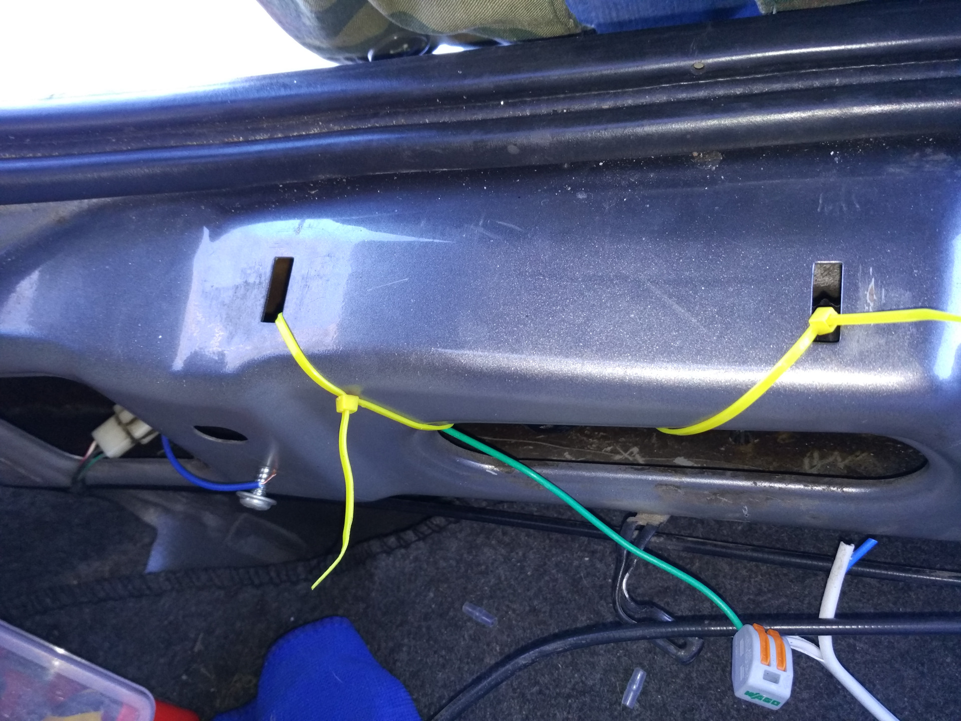 Как снять обшивку багажника на лифан х50. Не открывается багажник на лифан майвей. Лифан как открыть багажник. Lifan x70 багажник. Лифан икс 60 багажник.