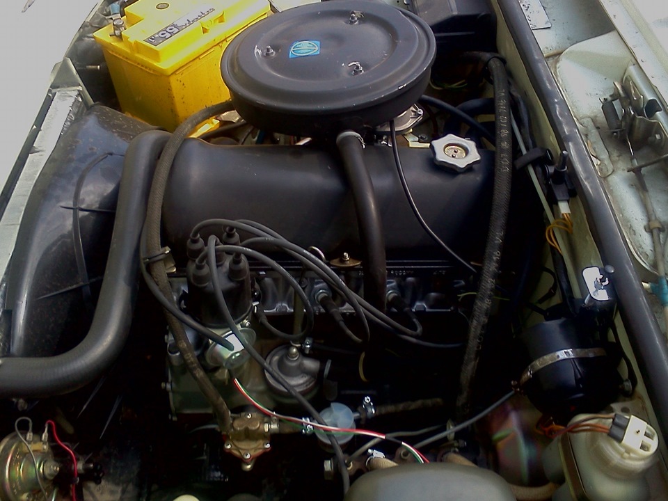 Ваз 2105 двигатель в масле. ДВС 2105. Мотор 2105 ременной. ВАЗ 2105 С двигателем ЗМЗ.