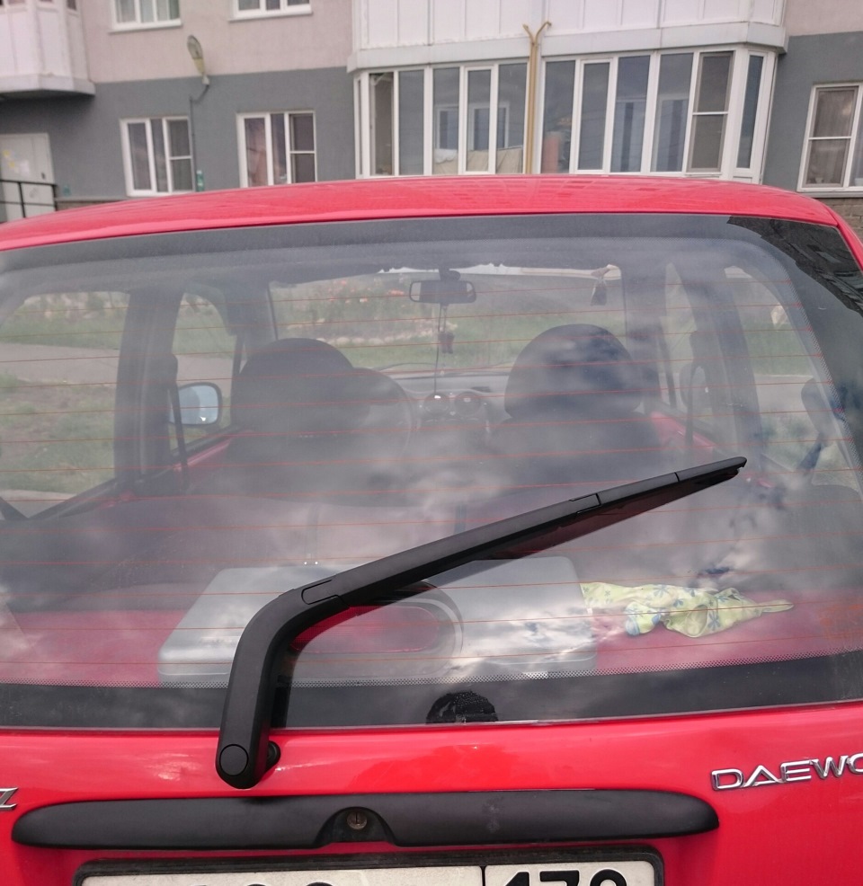 Дворник автомобильный задний. Матиз задний дворник. Изогнутые дворники на автомобиль. Дворник заднего стекла на машине. Задний стеклоочиститель на любой автомобиль.