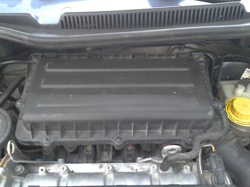 Воздушный фильтр фольксваген поло седан 1.6. Фильтр двигателя Фольксваген поло седан 1.6. Крышка воздушного фильтра VW Polo sedan 1.6. Фильтр воздушный мотор поло седан 2012.