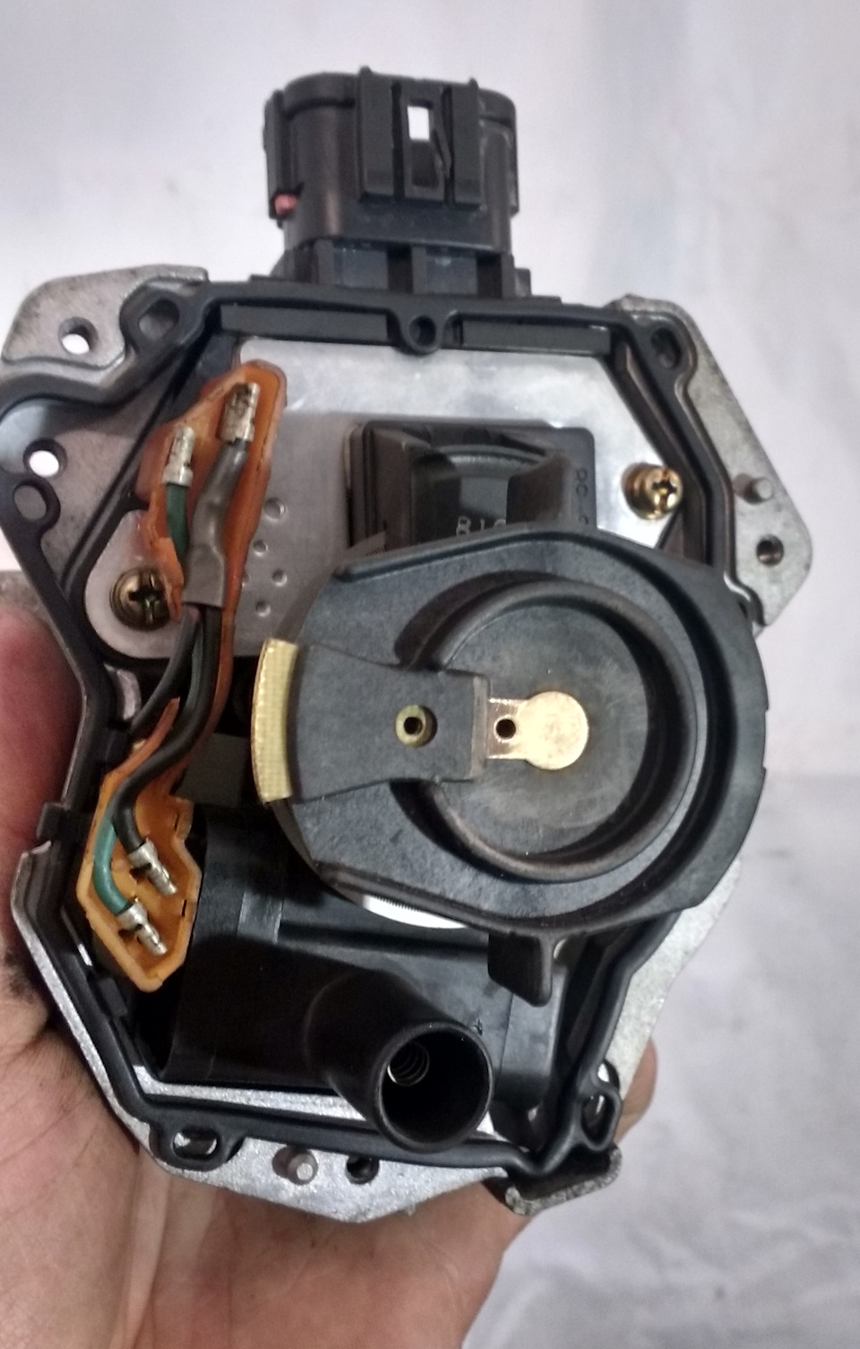 Без фанатизма прошелся наждачкой по торцу бегунка и почистил центральный пятак — Nissan Pulsar (N15)