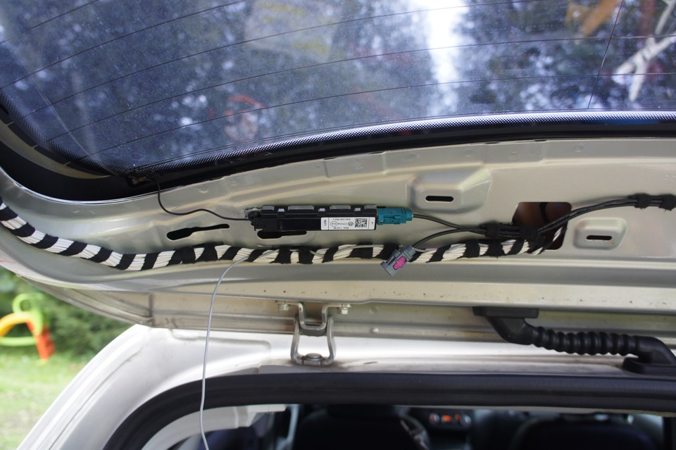 Обогрев стекла тигуан. Антенна Volkswagen Tiguan. GPS антенна Тигуан 2. Заднее стекло Тигуан 2 антенны. Усилитель антенны Тигуан.