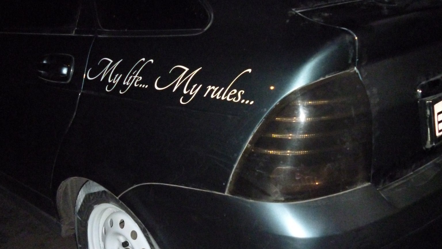 Me life my rules. Наклейка май лайф май рулез. Наклейка на авто my Life my Rules. Черная машина с надписями. Красивые надписи на машину.