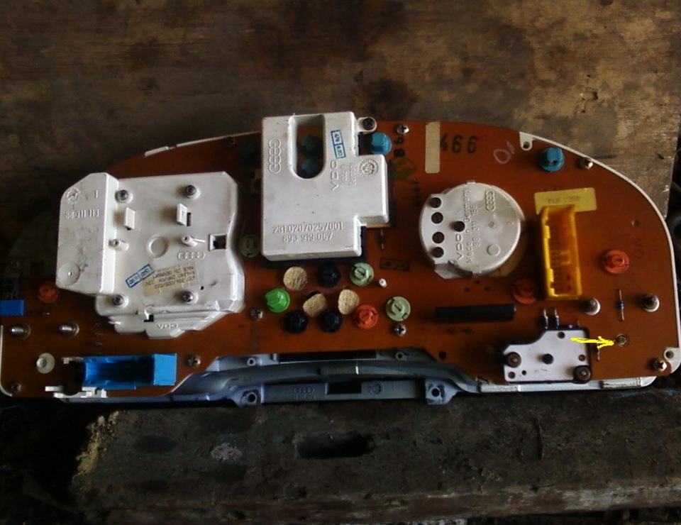 регулировка стрелки датчика температуры — Audi 80 (B3), 1,8 л, 1991 ...