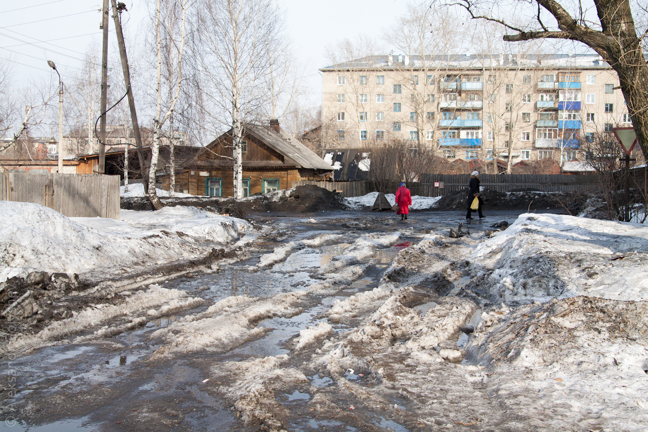 Ну например сейчас. Грязная улица зимой. Грязь весной. Дворы России весной. Улица России грязная зима.