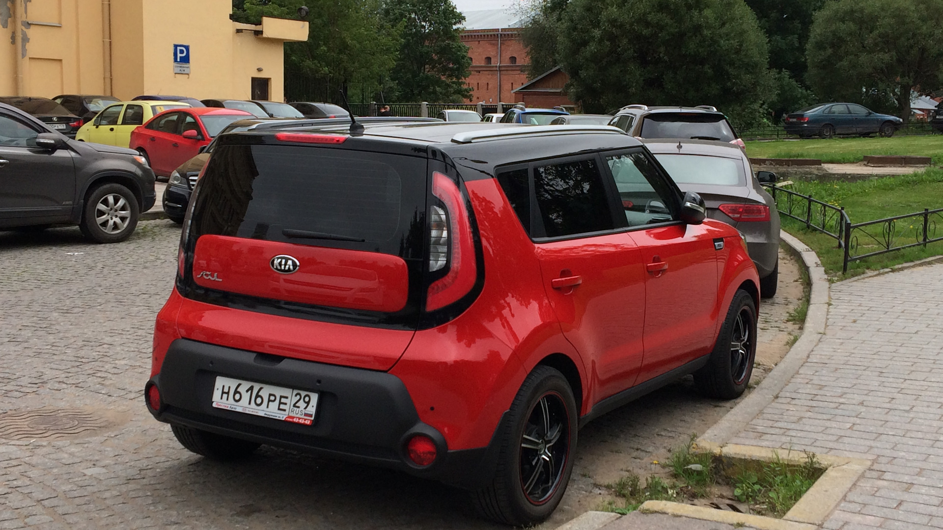 Kia Soul красная крыша