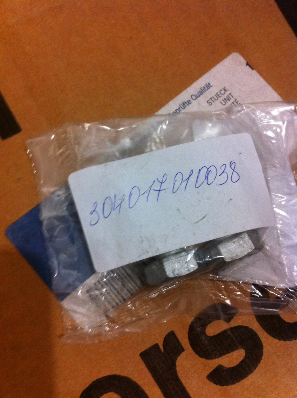 Болты экранов подушек двигателя — Mercedes-Benz 190 (W201). Запчасти на фото: 304017010038