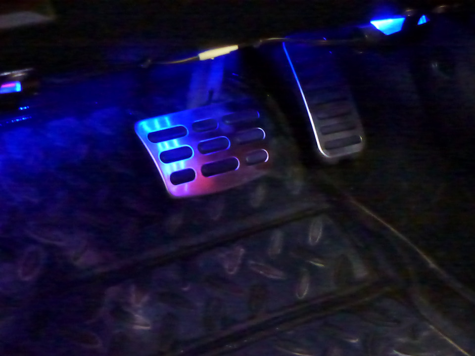 Вместе с доп подсветкой пространства ног выглядят симпатично. — Hyundai Solaris (1G)