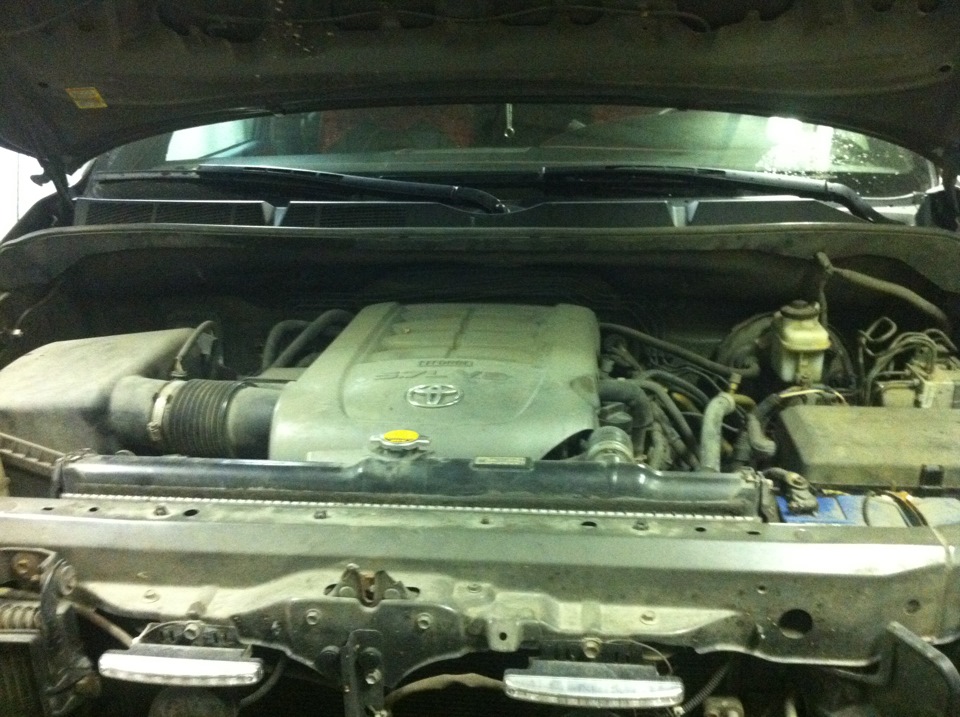 Мойка двигателя паром — Toyota Tundra (II), 5,7 л, 2008 года | мойка ...