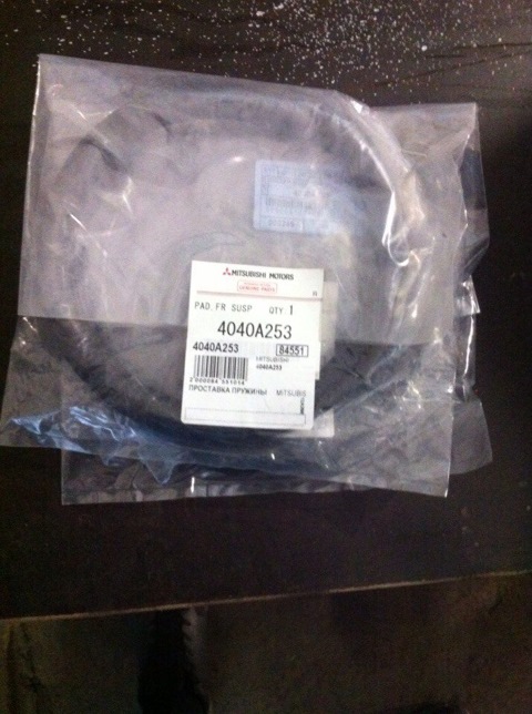4040A253 НАКЛАДКА ПРУЖИНЫ ПЕРЕДНЕЙ ПОДВЕСКИ Mitsubishi | Запчасти на DRIVE2
