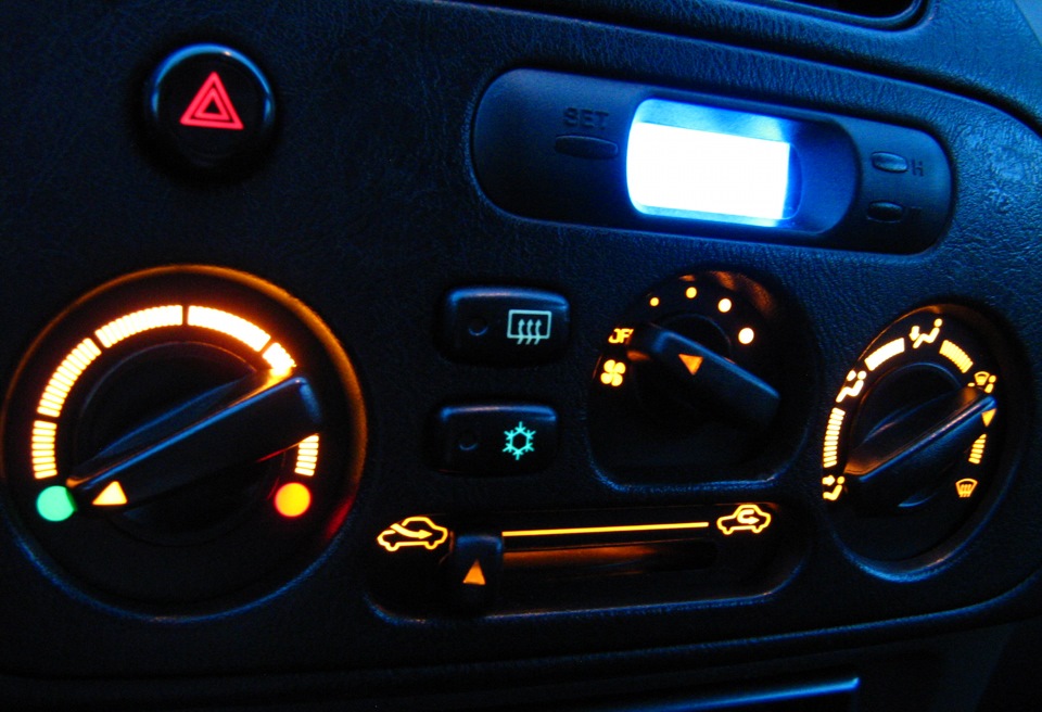 Кажется, что есть не большое пятно от лампы, в живую это не так — Mitsubishi Colt V