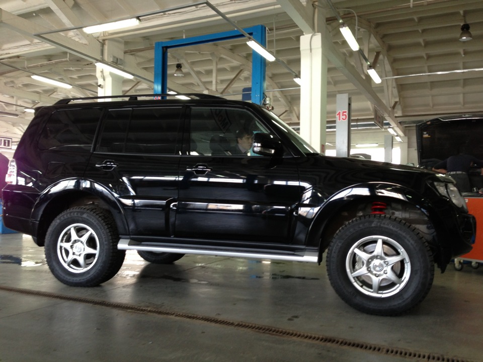 Колоёса не кажутся большими, даже запас по размеру, погрешность спидометра + 3.5% — Mitsubishi Pajero (4G)