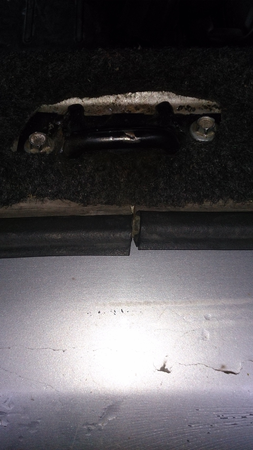 Уплотнитель багажника от двянашки — Lada 2115, 1,5 л, 2003 года ...