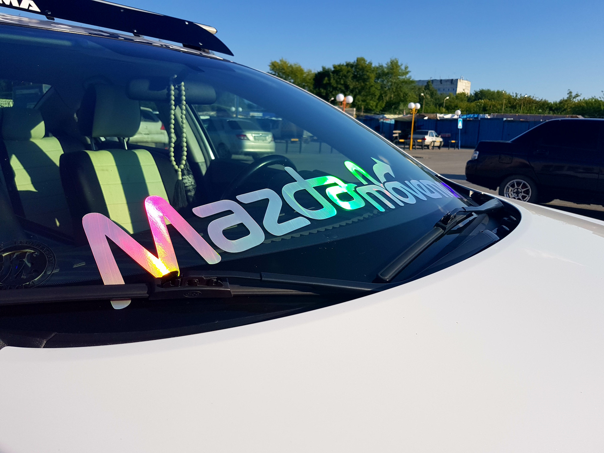 Реклама на машину наклейки Тюмень. Honda Jazz Uber наклейка. Low Tyumen наклейка. Наклейка Uber на стекло.