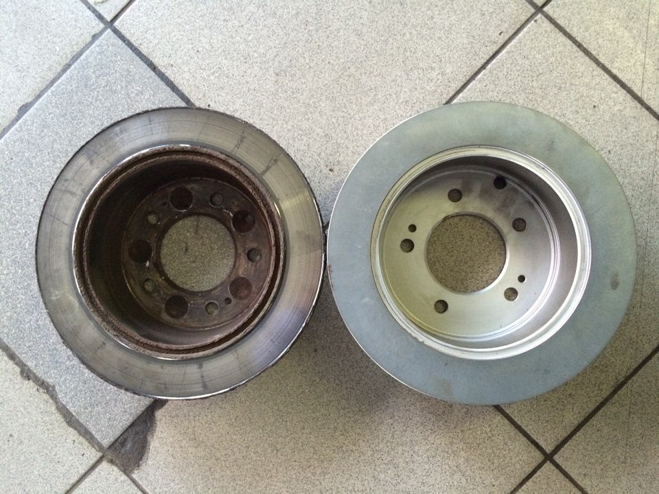 58411-1H300 и штатный оригинальный диски 58411-1H100 — KIA Ceed (1G). Запчасти на фото: 584111H300, 584111H100