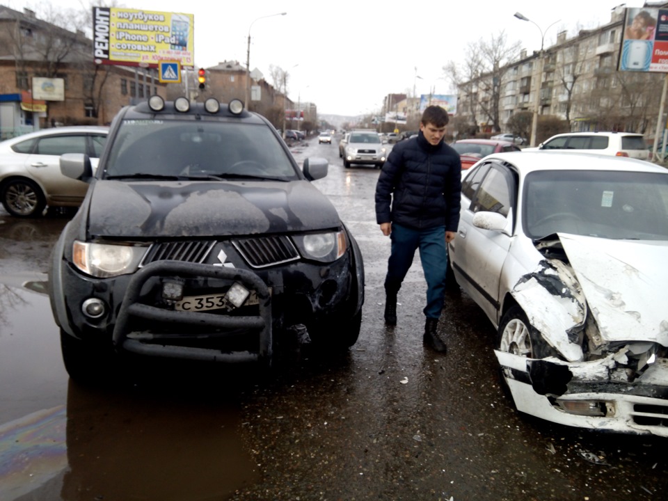 Разбитая машина во дворе. Авария с Митсубиси л200 Ярославль.