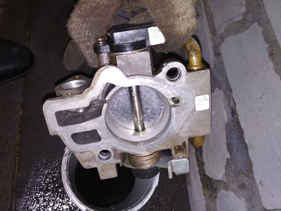 Как прочистить дроссельную заслонку в Лада Приора? — Lada Приора седан ...