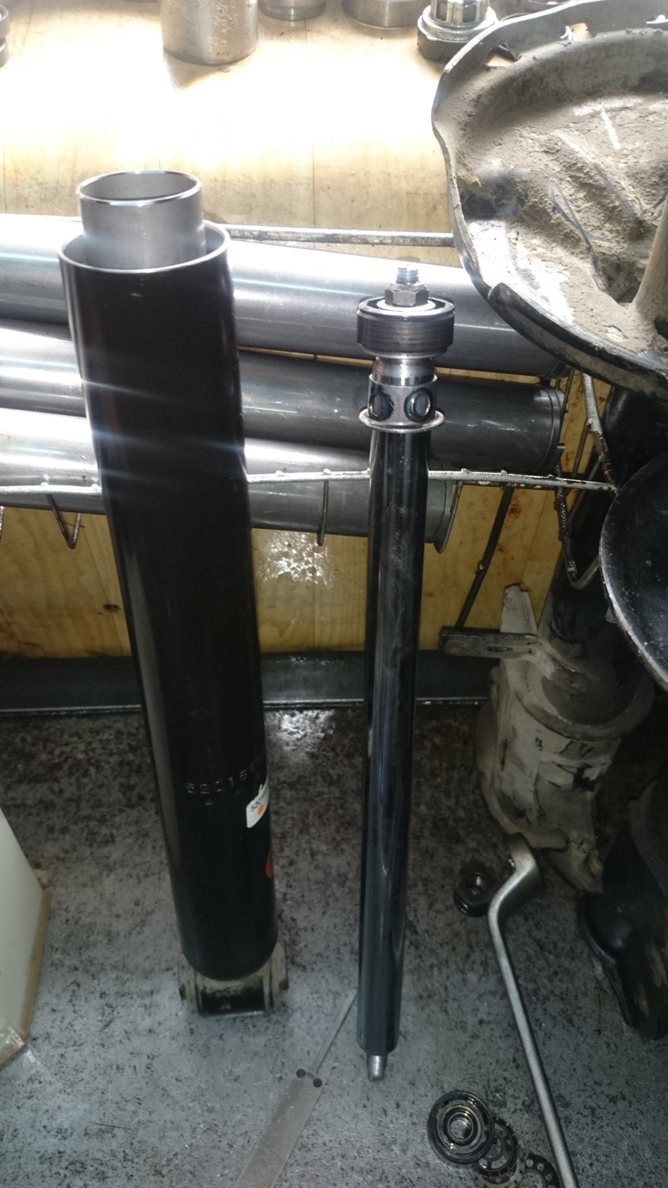 Амортизаторы переделка. Короткоходные стойки на ваз 2110. Вкладыш стойки шевроле лачетти. Задний амортизатор ирбис ттр 250. Патрон в стойку задниюц.