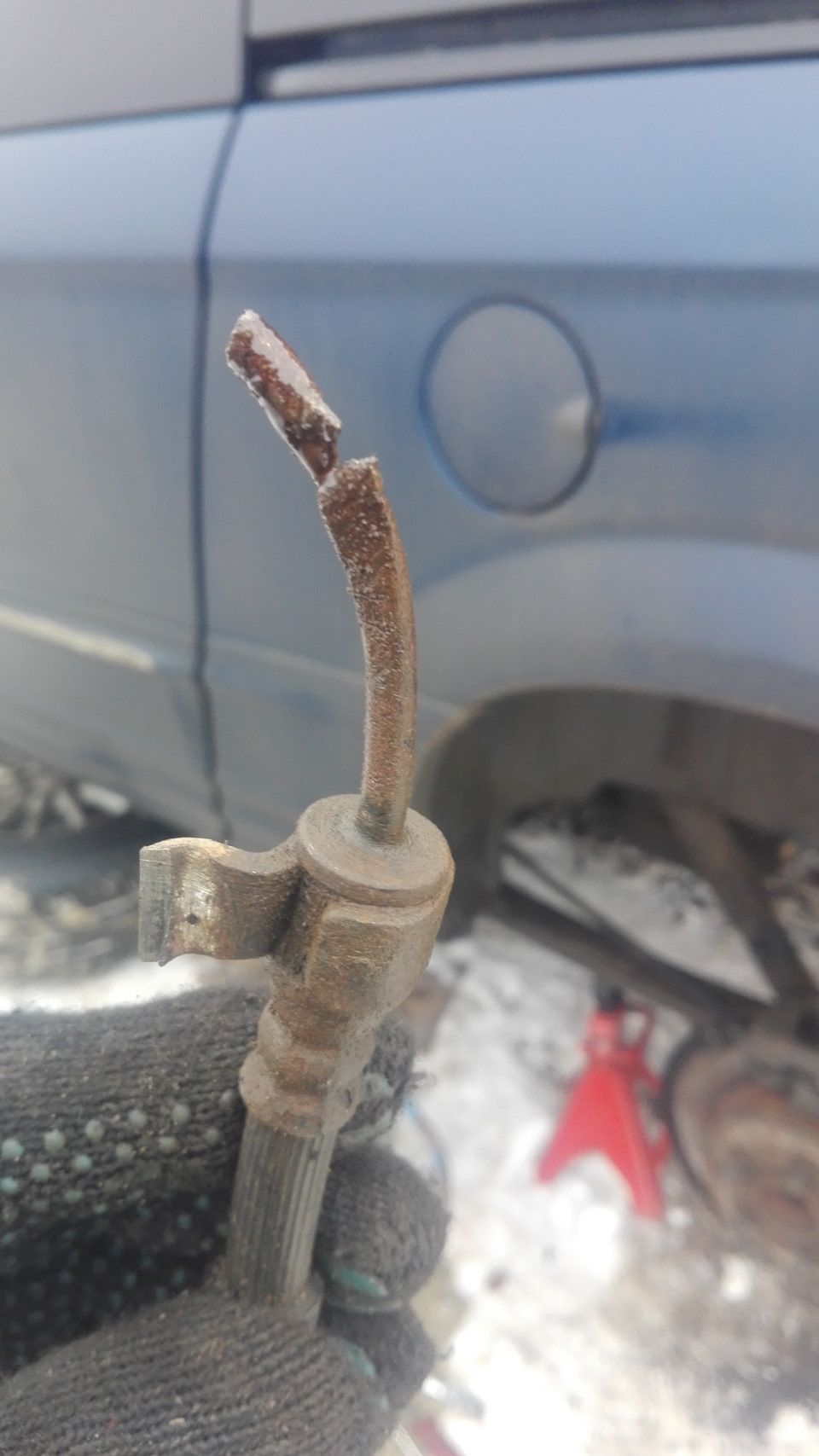 Берём старый шланг с остатком старой трубки — Chrysler Town and Country IV