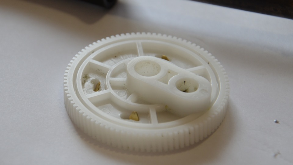 С обратной стороны немного подгибаем лапки, чтобы пластина держалась понадежнее. — Suzuki SX4 (1G)