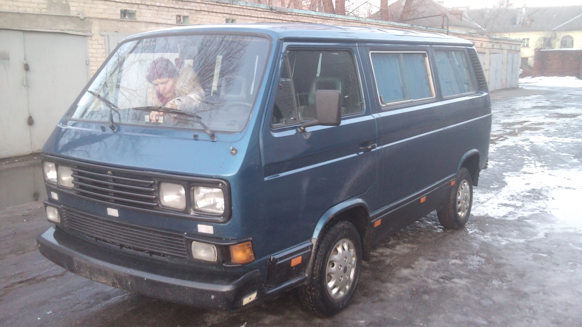 Старый бус. VW t3 синий. Фольксваген Каравелла старый. Volkswagen t3 голубой. Бус гольф 3.