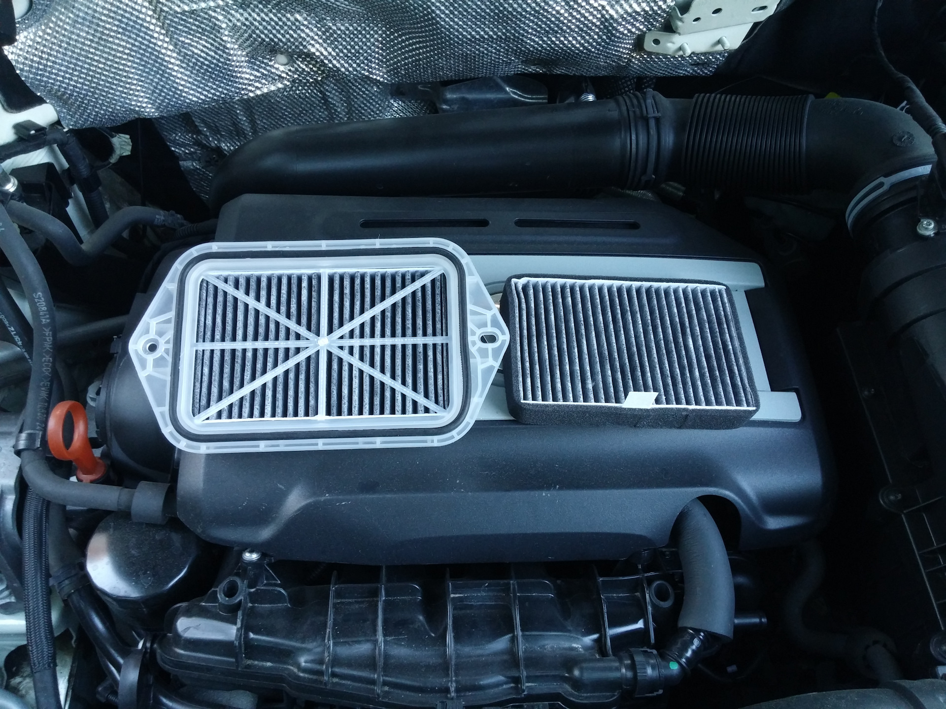 Воздушный фильтр тигуан 2.0. Воздушный фильтр Тигуан 1.4. Volkswagen Tiguan 2015 воздушный фильтр. Tiguan дополнительный фильтр воздуха. Фильтр воздушный Тигуан 2.0.