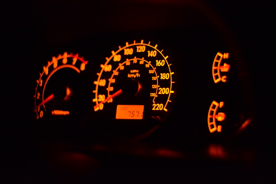 оранжевая приборная панель. Kia spectra подсветка приборной панели. оранжевая подсветка приборов. изменение подсветки пежо 406. приборка акцент тагаз.