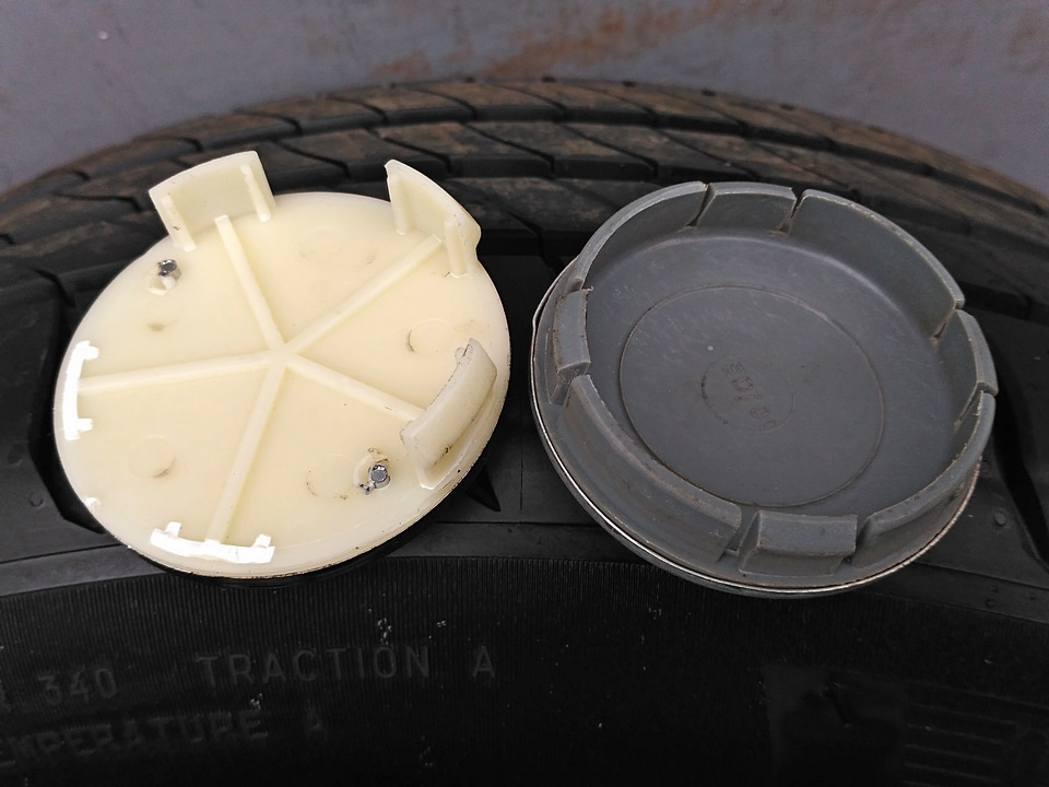 Посадочный диаметр разный :( — FIAT Linea. Запчасти на фото: Vredestein Hi-Trac