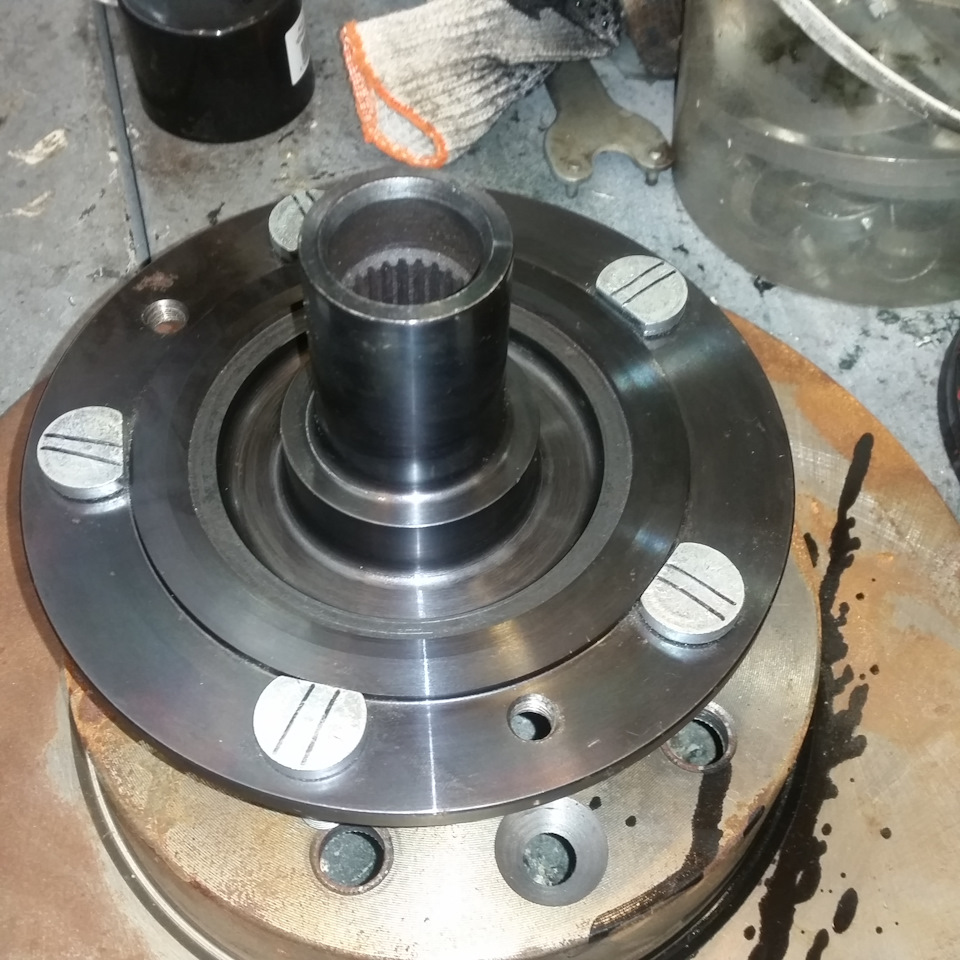 Обратная сторона ступицы, ступица в моём случае была исключительно под 2х рядник и ставится без дистанционного кольца — это для тех у кого уже кулаки под ивеко — Chevrolet Niva (1G)