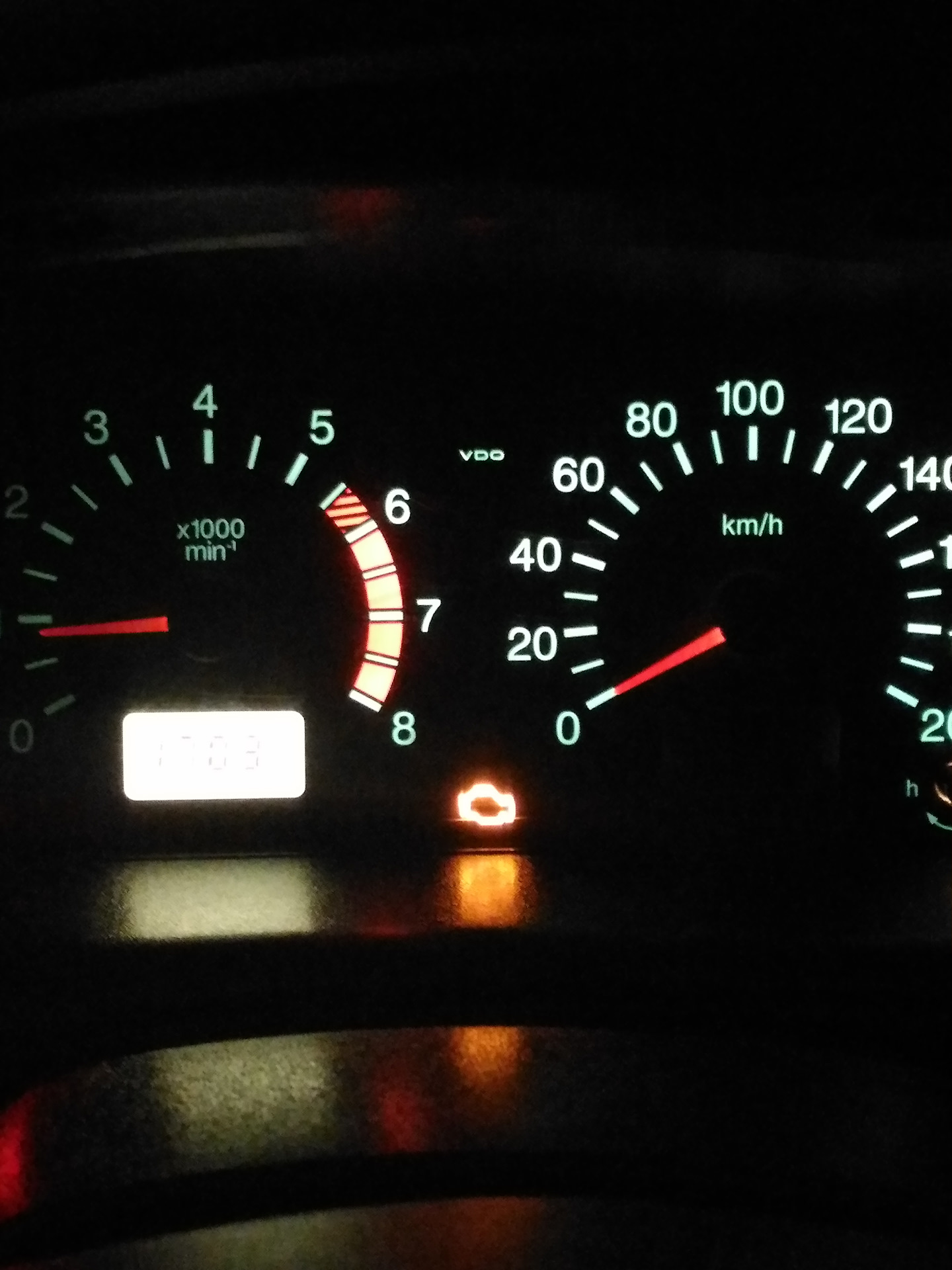 Калина 1 лампа давления масла. Лампочка чека на панели ваз 21213. Загорелось давление на ниве шевроле. Загорелось давление на ниве шевроле. Лампочка давления масла нива 21214.