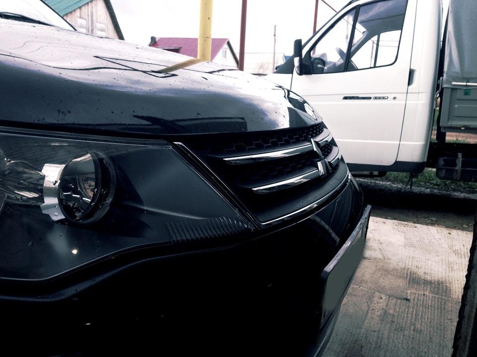 решетка на своем месте — Mitsubishi Outlander XL, 2 л, 2008 года ...