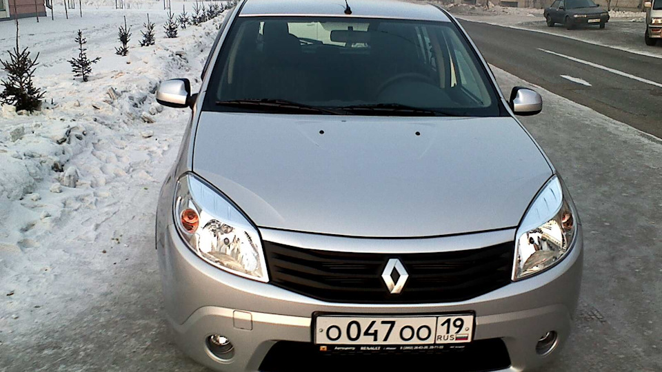 Время рено. Renault Sandero 2012 года. Рено Сандеро серебро. Рено Логан оперстайл. Рено Сандеро 2012 стиль.