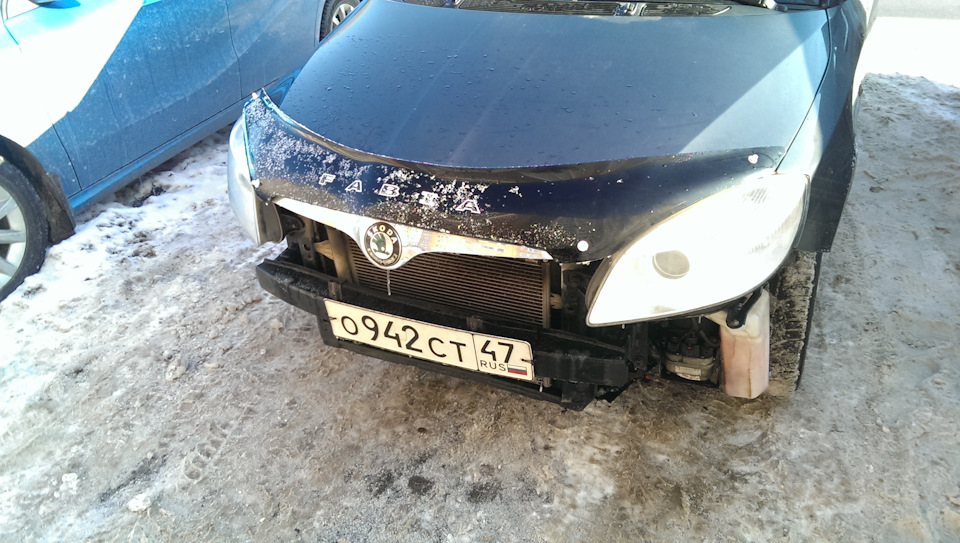 Установка мухобойки на капот — Skoda Fabia Mk2, 1,4 л, 2008 года ...