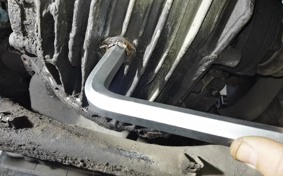 Вставил ключ и пробка поддалась… на радостях слил с коробки масло. Получилось почти три литра, грамм 300 до трех не хватило. — Audi 100 Avant (C4)