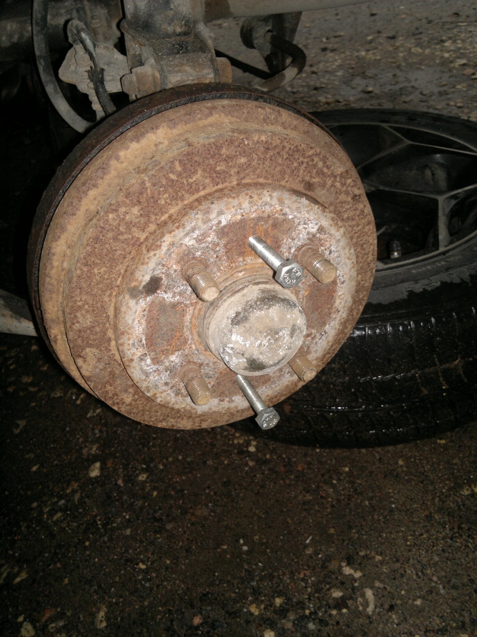 Берем 2 болта с резьбой M8 и равномерно вкручиваем их до снятия диска — Nissan 100 NX