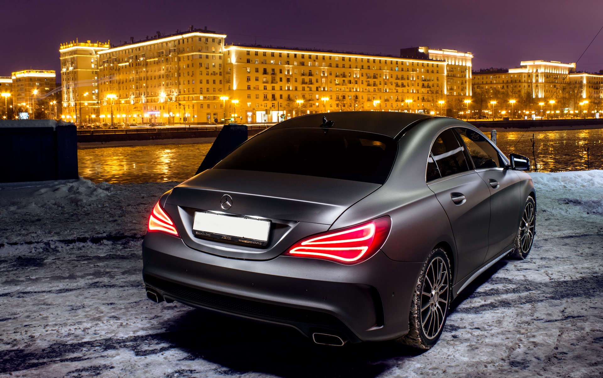 AMG Mercedes c class в ночном городе