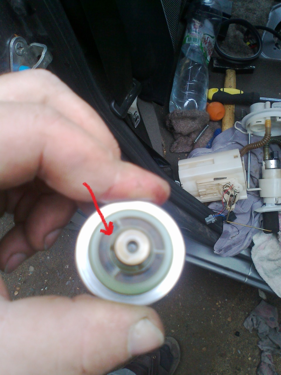 Снятие, чистка и замена фильтра (сеточки) бензонасоса и топливного ...