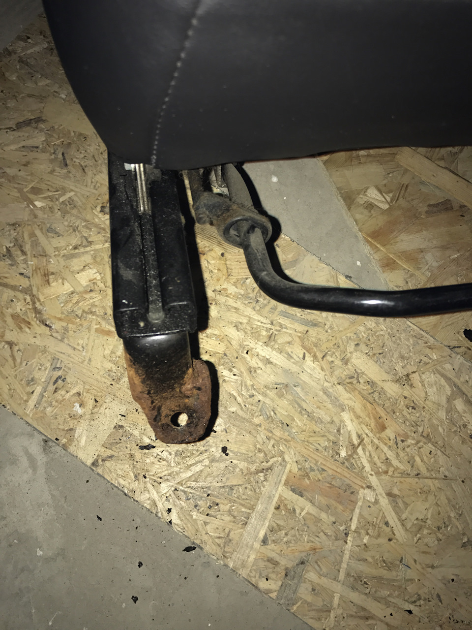 Удаление ржавчины с салазок сидений — Subaru Forester (SG), 2 л, 2007 ...