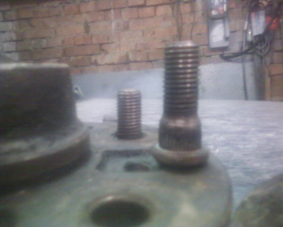 замена колесных шпилек — Toyota Crown (S130), 2 л, 1990 года | своими ...