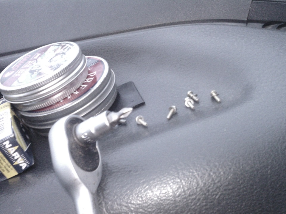 Починка замка бардачка — Lada 21102, 1,5 л, 2001 года | своими руками ...