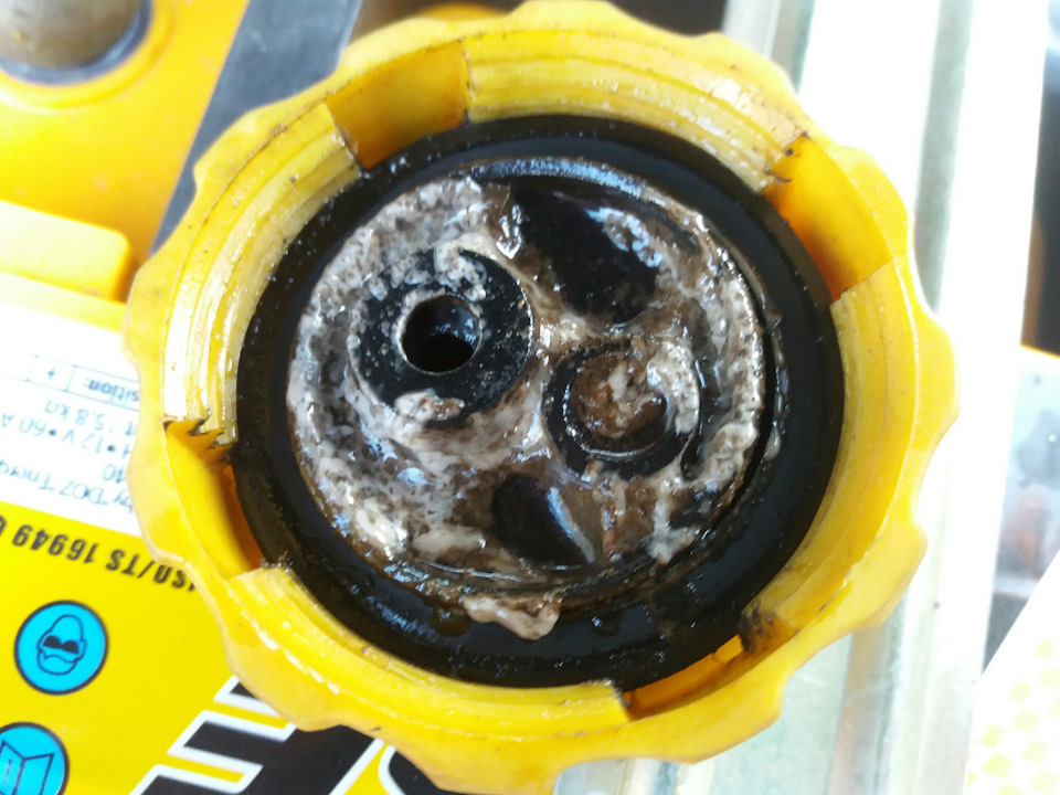 Налет под крышкой расширителя — Daewoo Lanos, 1,5 л, 2004 года ...