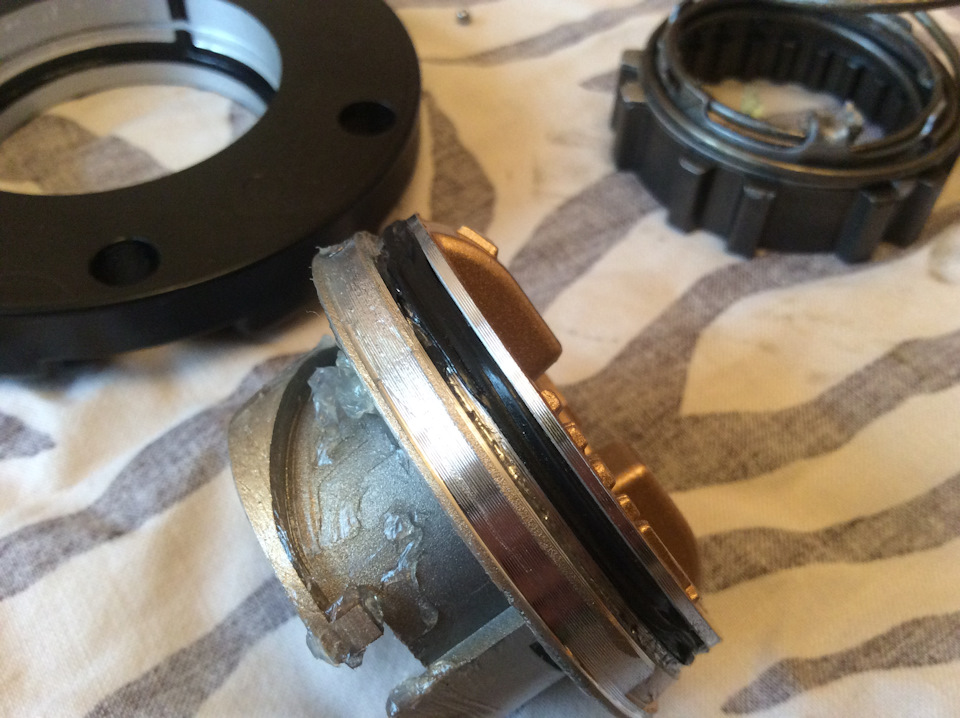 штатные уплотнения порваны и перекручены, требуют замены — Toyota Land Cruiser Prado 70-series