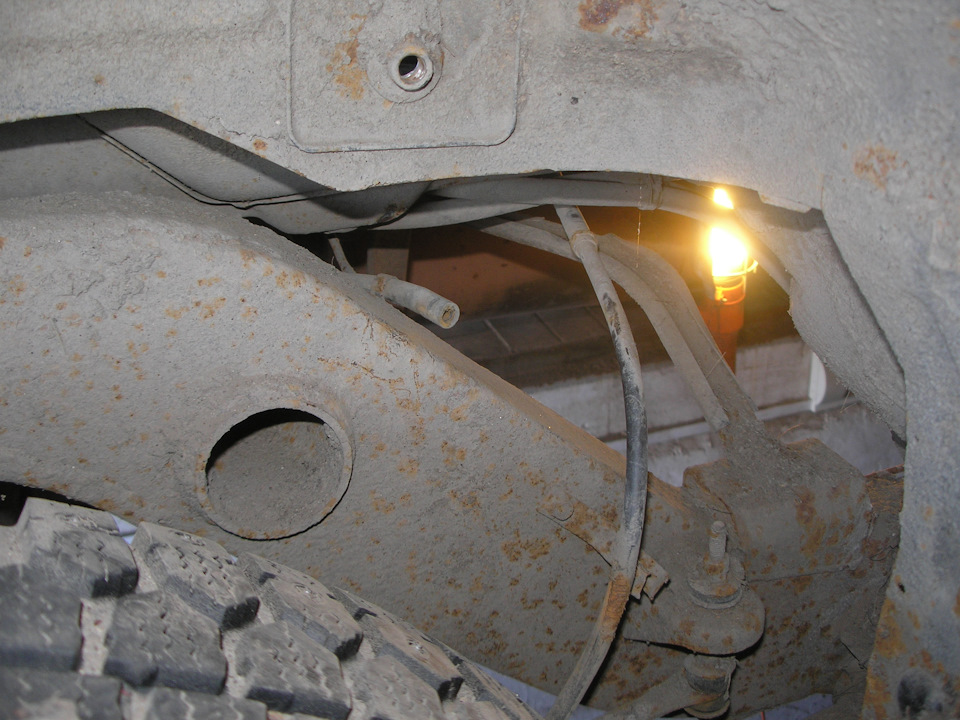 уходящая куда-то трубка — KIA Sportage (1G)